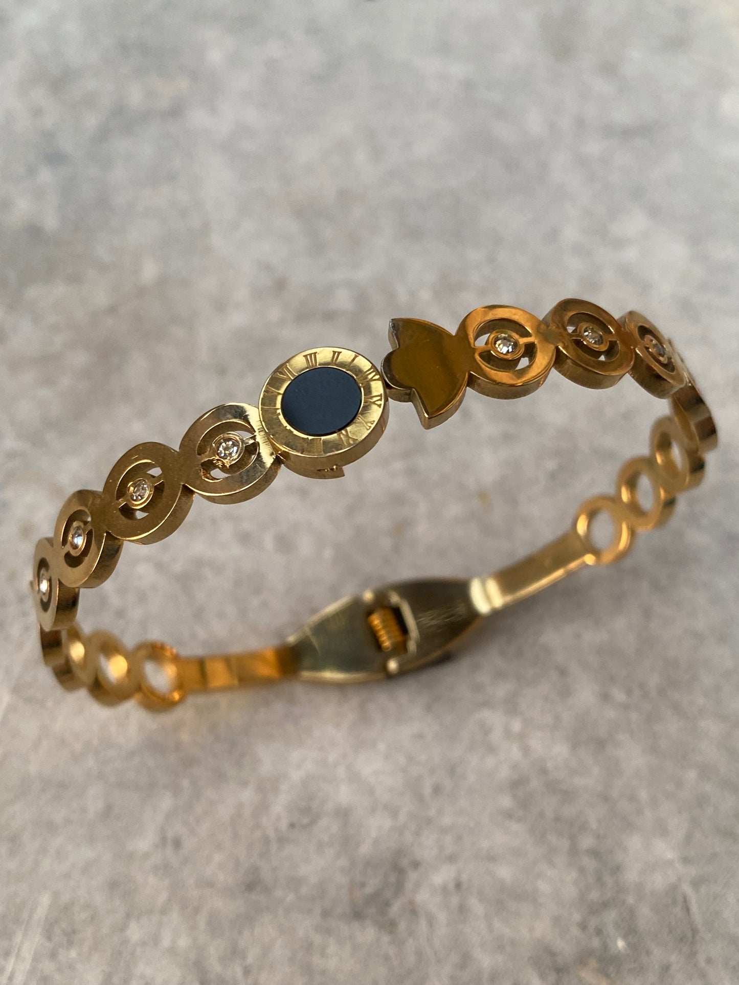 Roman Circle Cartiers - Layla